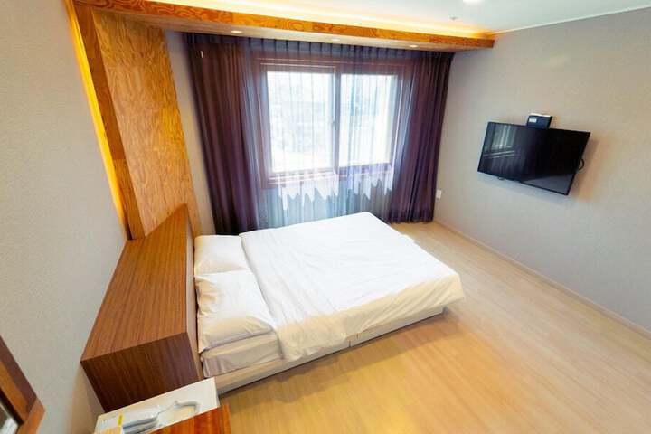 Room 6 of 45