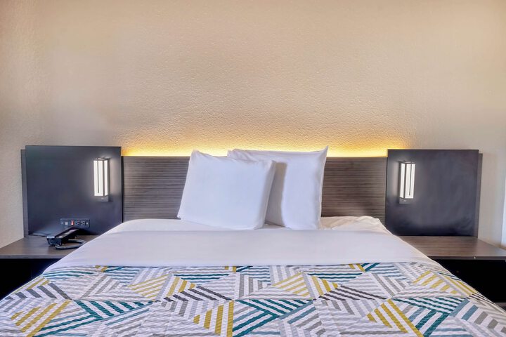 Deluxe Queen Bed (5 of 7)