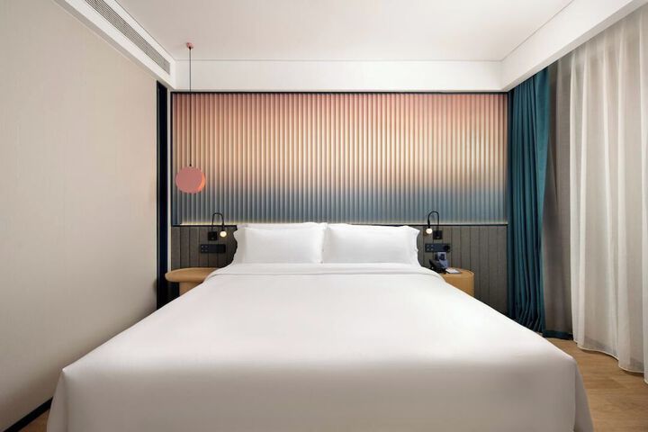 Room 17 of 37