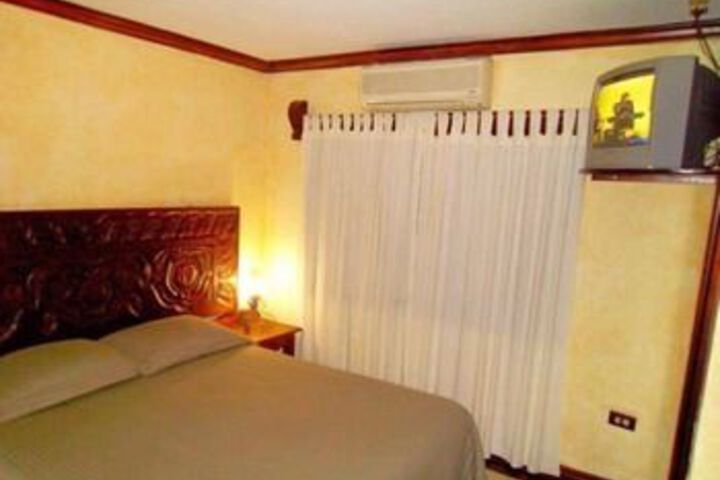 Room 6 of 12