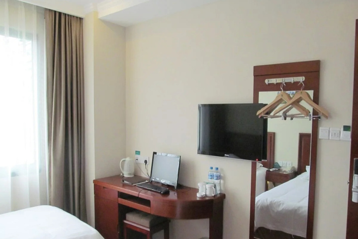 Room 4 of 9
