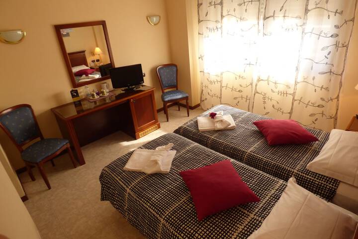 Room 7 of 76