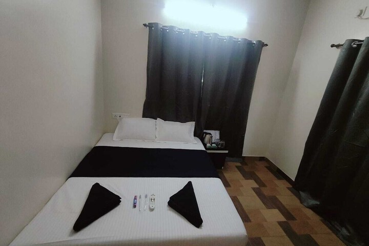 Room 9 of 18