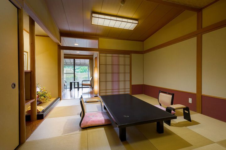 Room 10 of 28