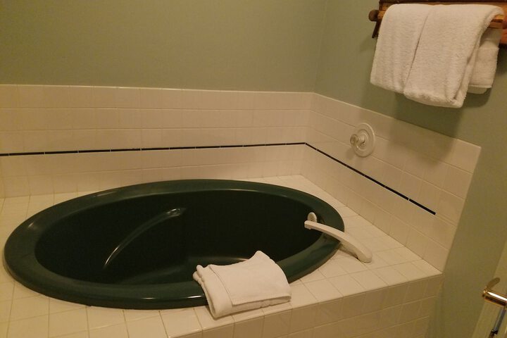 Deep soaking bathtub