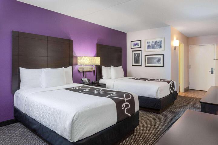 2 Queen Beds (2 of 4)