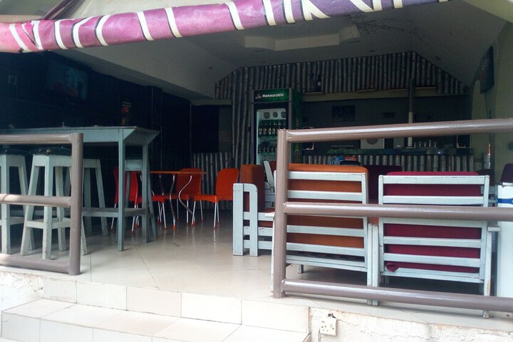 Lounge 15 of 20