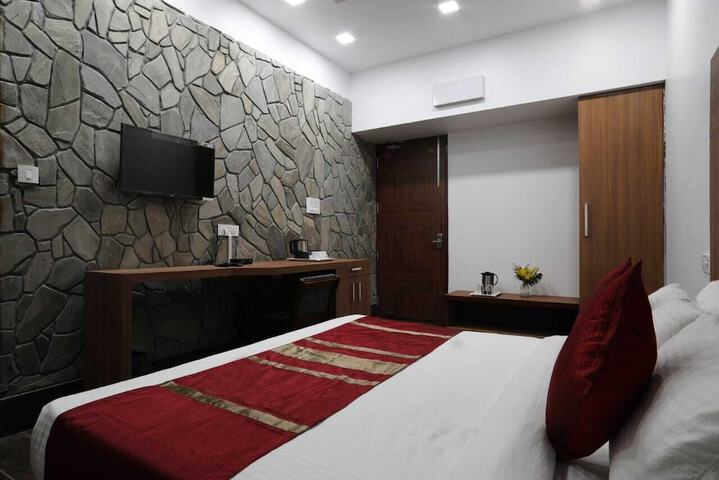 Room 4 of 18