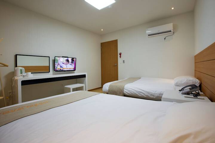 Room 7 of 18