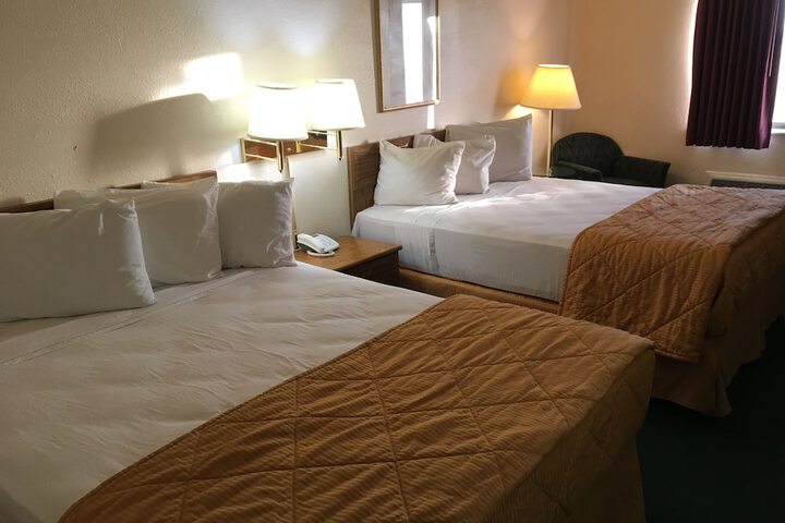 2 Queen Beds (2 of 5)