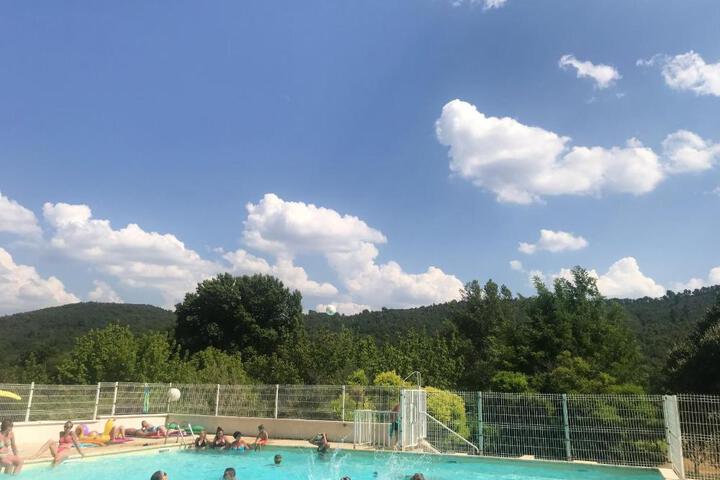 Maison charmante à Saint-Martin-de-Brômes avec piscine partagée