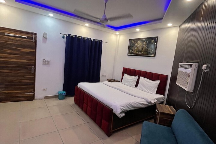 Room 8 of 16