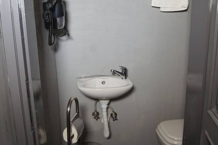 Room 26 of 34