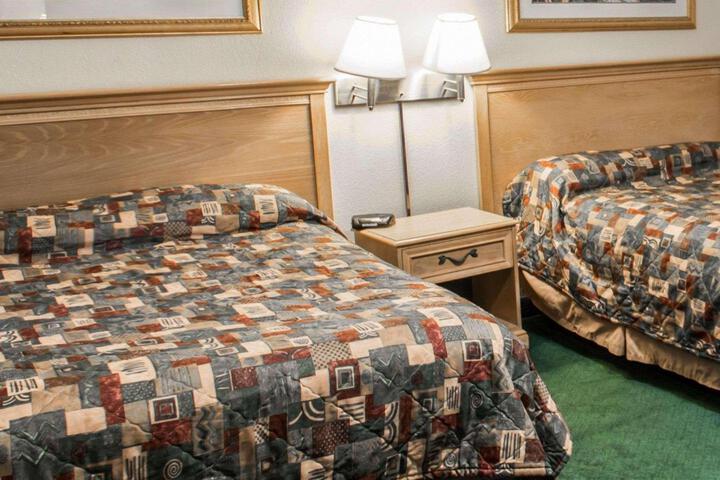 2 Double Beds (6 of 8)