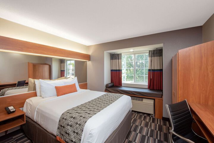 1 Queen Bed (5 of 23)