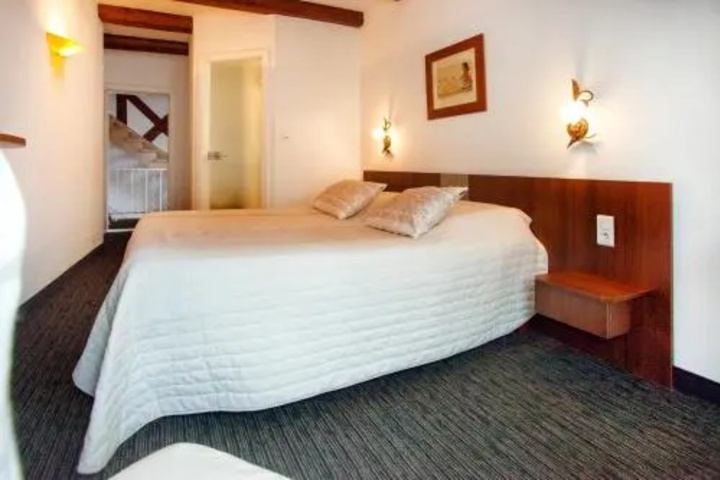 Room 4 of 13
