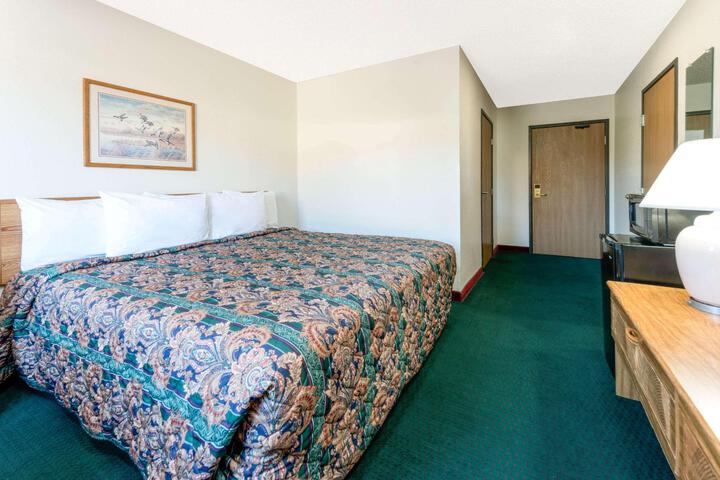 1 King Bed (15 of 21)