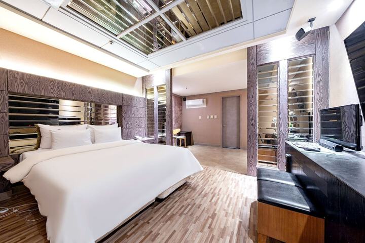 Room 3 of 15