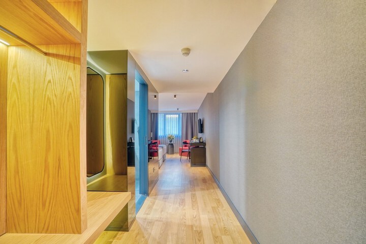 Room 32 of 143