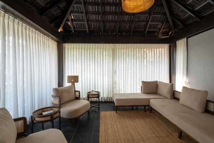Lounge 43 of 51