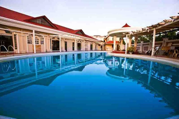 Hotel Pool