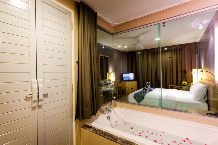 Deep soaking bathtub
