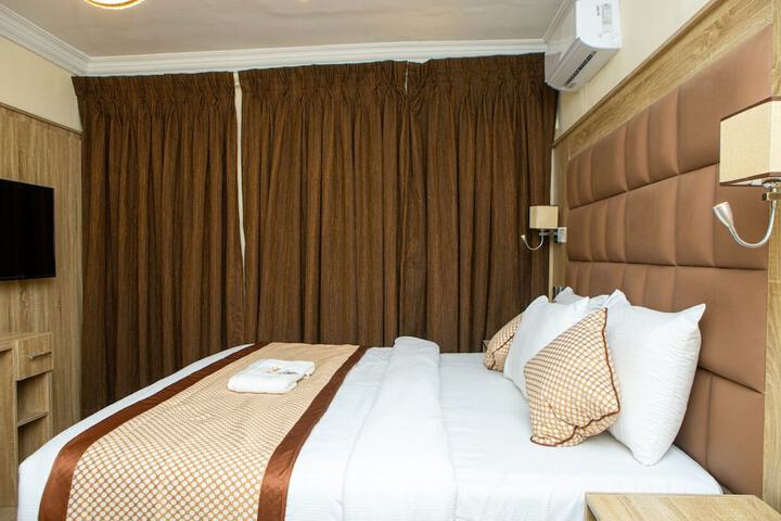 Room 6 of 42