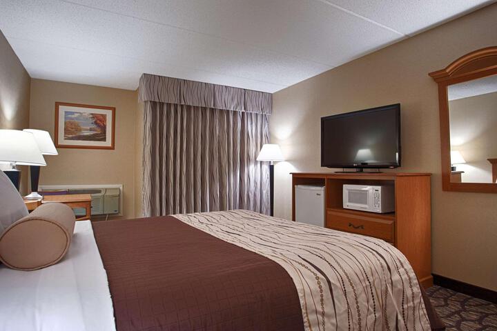 1 King Bed High Speed Internet Accessible Microwave and Refrigerator, Coffee Maker Iron (4 of 6)