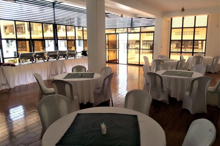 Dining 9 of 12