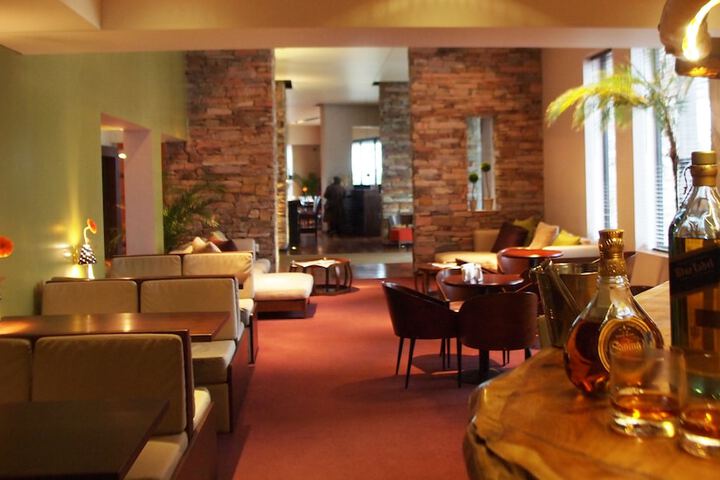 Lounge 45 of 68