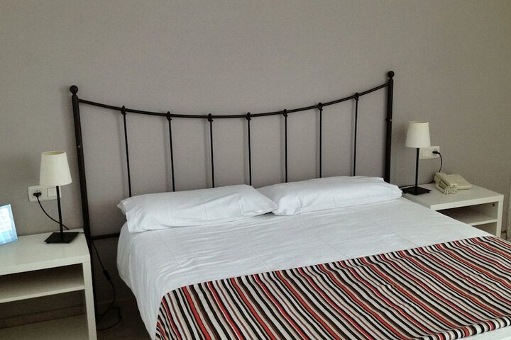 Room 7 of 104