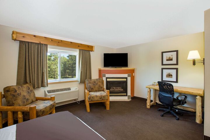 1 Queen Bed (16 of 20)