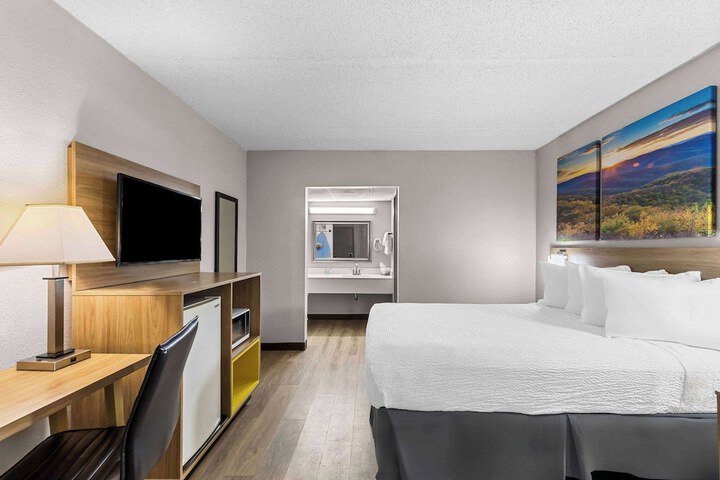 1 Queen Bed (3 of 16)