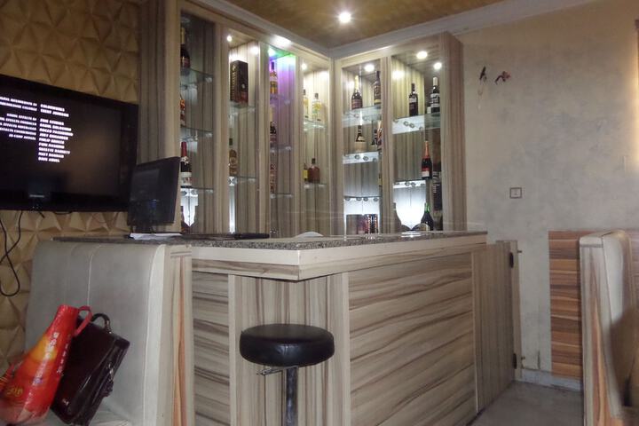 Lounge 23 of 26