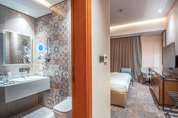 Room 15 of 53