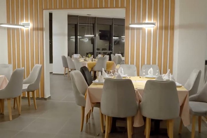 Dining 36 of 47
