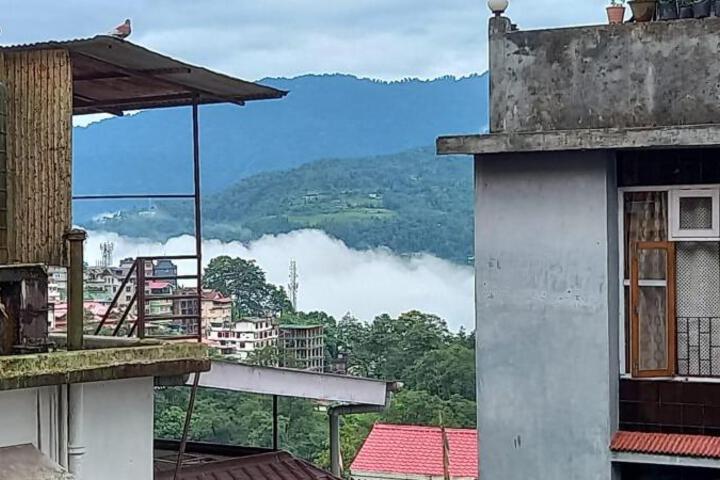 DhamStay Hotel Milestone Kanchenjunga Hill View