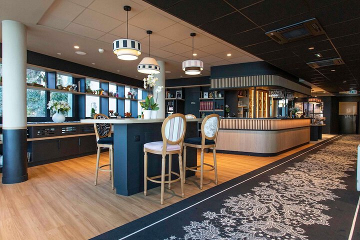 Lounge 105 of 124