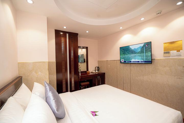 Room 6 of 80
