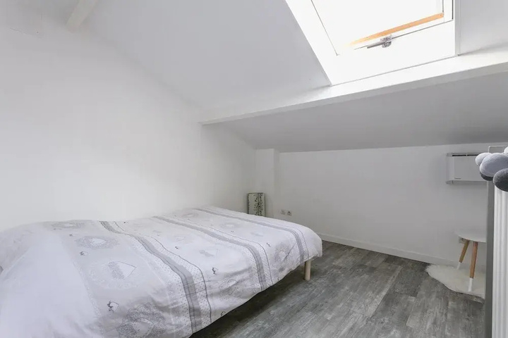 Room 2 of 10