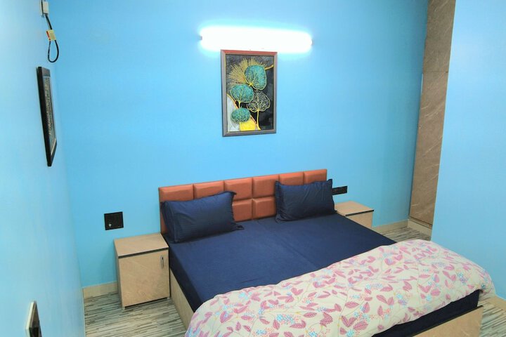Room 4 of 12