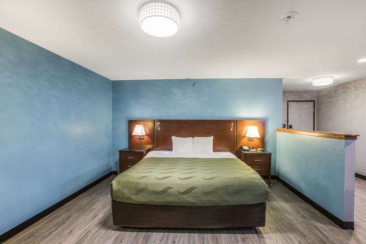 1 King Bed Suite (2 of 5)