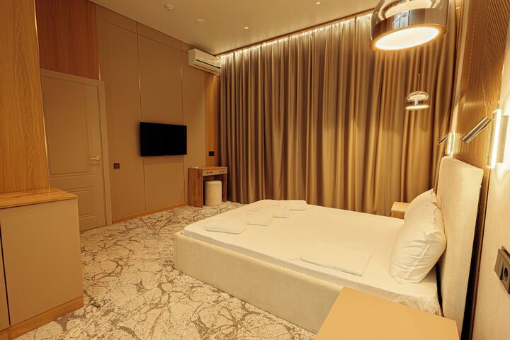 Room 9 of 16