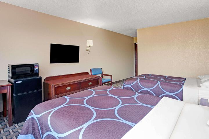 1 Queen Bed Accessible Room (1 of 9)