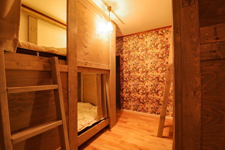 Room 10 of 16
