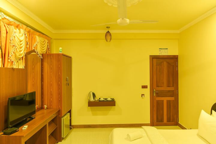 Room 7 of 12