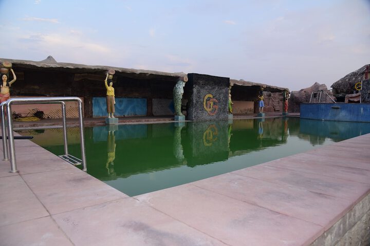 Pool 4 of 6
