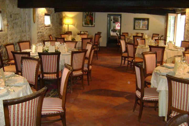 Dining 12 of 32
