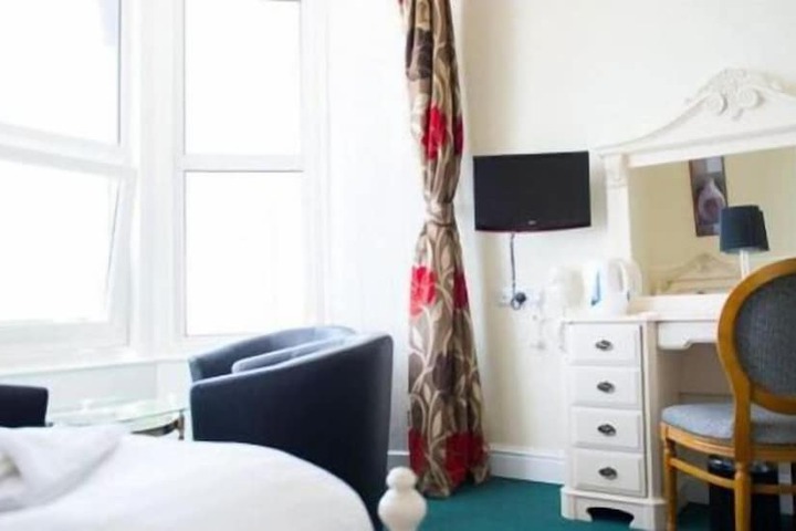 Room 2 of 33