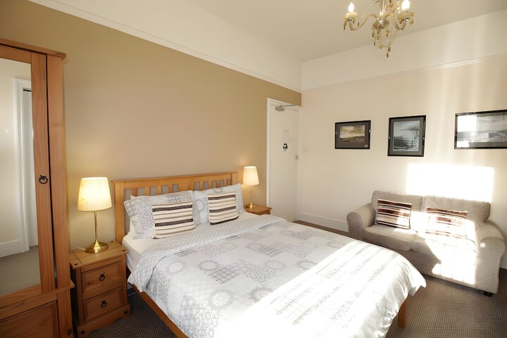 Room 3 of 43